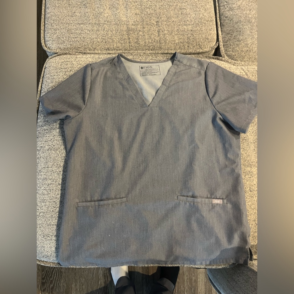 Women’s fig scrub too size L color graphite with two front pockets